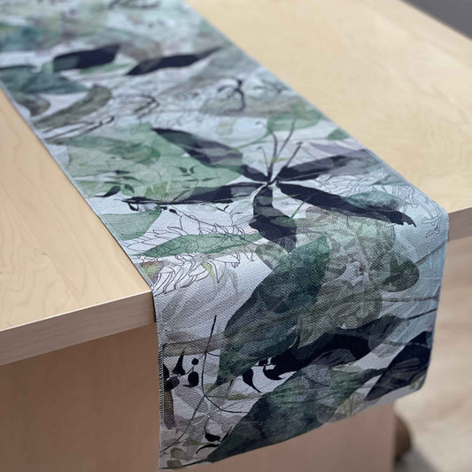 green black table runner