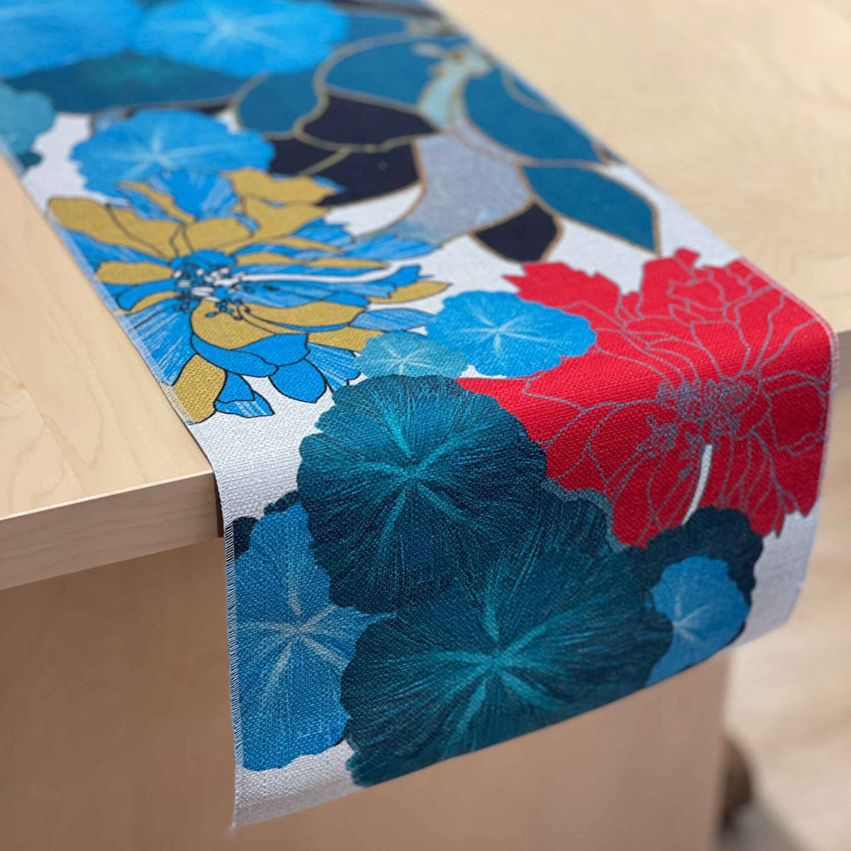 red blue flower runner